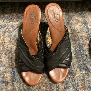 Black leather cross Naya shoes